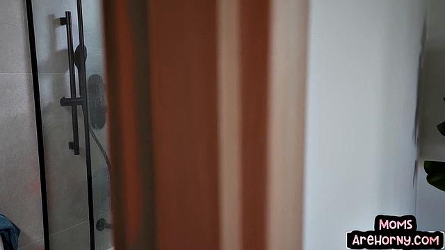 Степмама с огромной жопой только вымылась - уже долбит пасынок