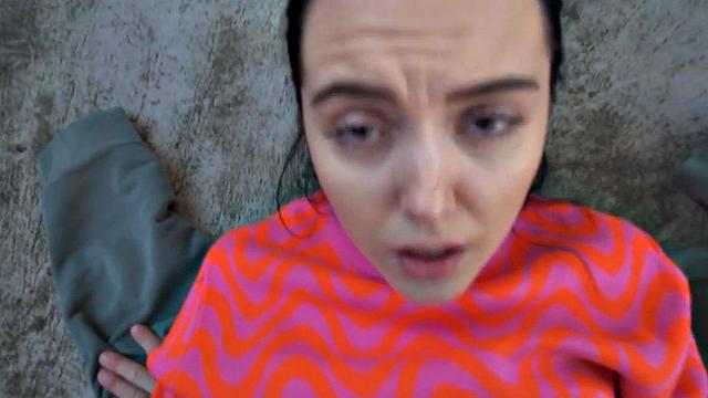 ненасытная милфа жадно трахается на глазах у всех