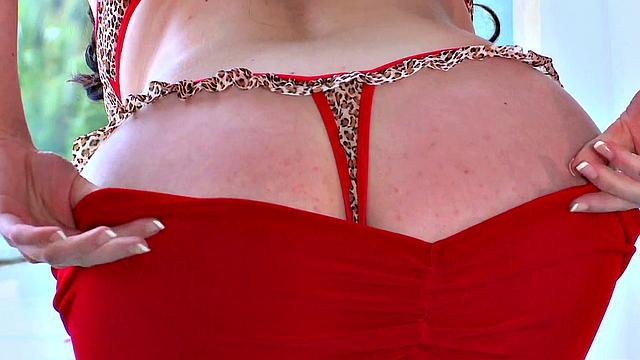 Анджела раздевается и впервые берет член на камеру