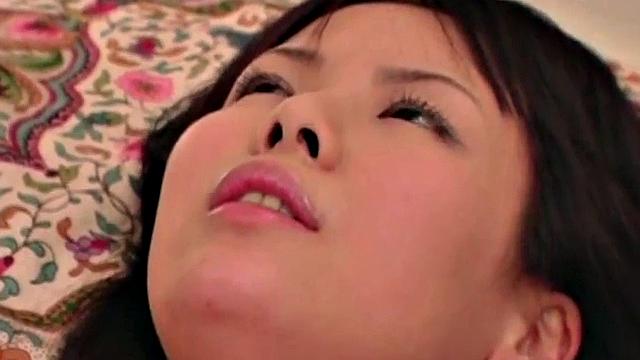 Self-pleasing teen brings herself to orgasm