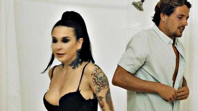 милфа в масле разъярённо скачет на толстом члене