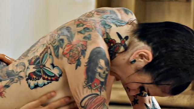 милфа в масле разъярённо скачет на толстом члене