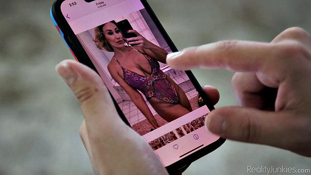 зрелая с огромными сиськами устраивает жаркий титькфак в гостиной