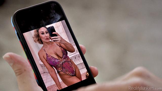 зрелая с огромными сиськами устраивает жаркий титькфак в гостиной