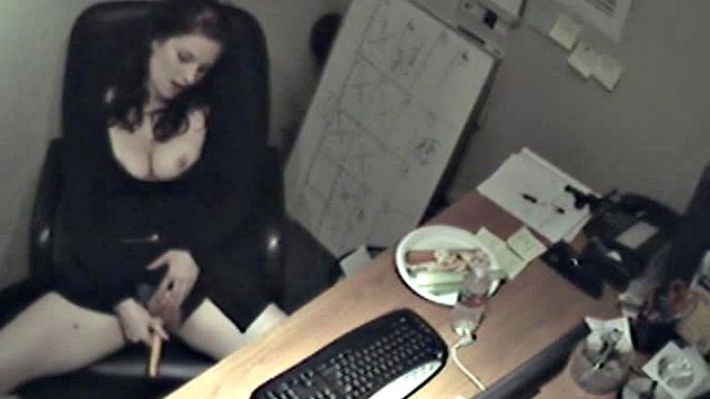 шаловливая брюнетка дрочит в офисе