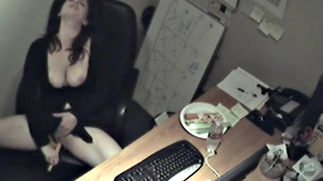 шаловливая брюнетка дрочит в офисе