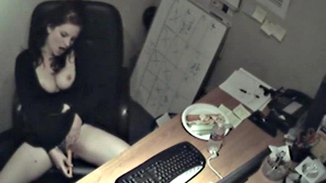 шаловливая брюнетка дрочит в офисе