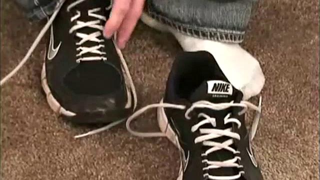 J. D. дрочит напарнику в мастерской, всё по-взрослому