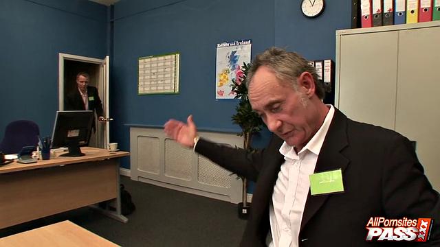 две зрелые сотрудницы трахаются с начальством в офисе