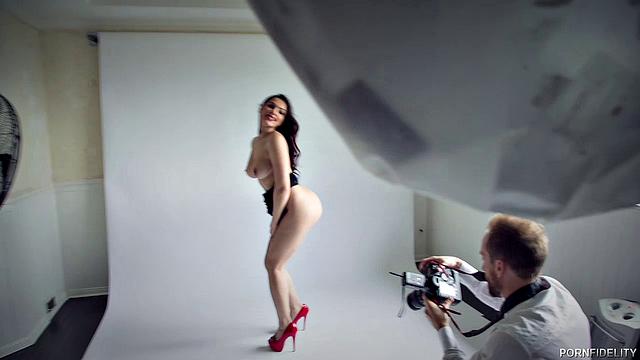 Валентина раздевается для камеры и получает глубокий кремпай