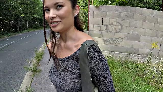 грудастая иностранка сосёт и трахается под мостом за деньги