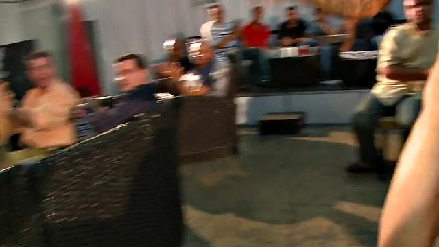 Врывайся на гей-вечеринку с ковбоем и глубоким минетом