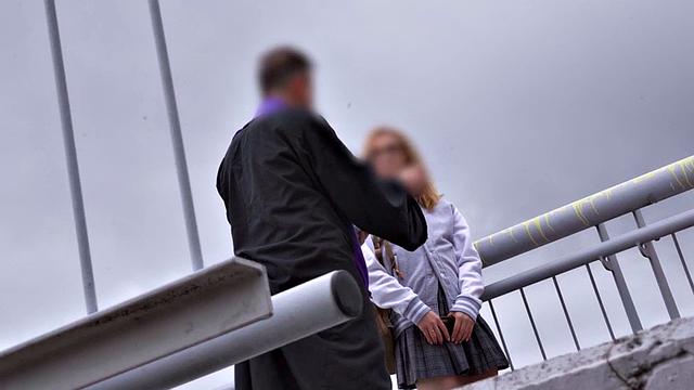 раскрепощённая студентка соблазняет лжесвященника в фургоне