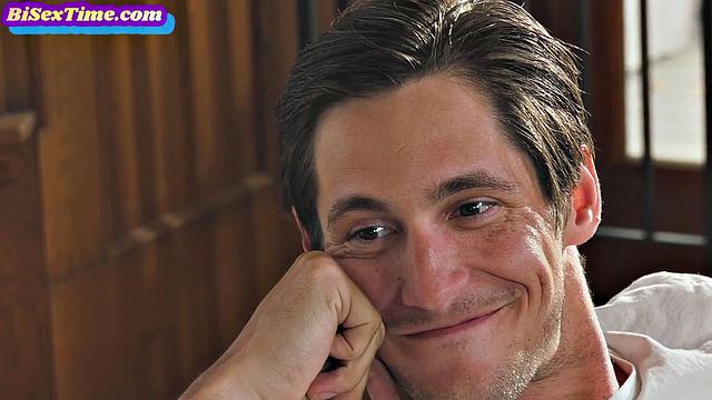 Бисексуальные парни получают анальное удовольствие от зрелой девушки с страпоном в горячем гей-трио.