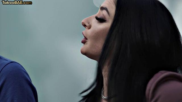 Зрелая с большими сиськами скачет на члене пасынка, потом дает в догги стиле.