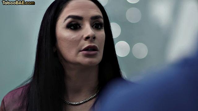 Зрелая с большими сиськами скачет на члене пасынка, потом дает в догги стиле.