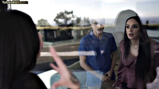 Зрелая с большими сиськами скачет на члене пасынка, потом дает в догги стиле.