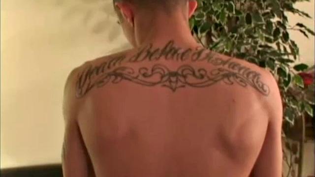 Крис дрочит и мощно кончает