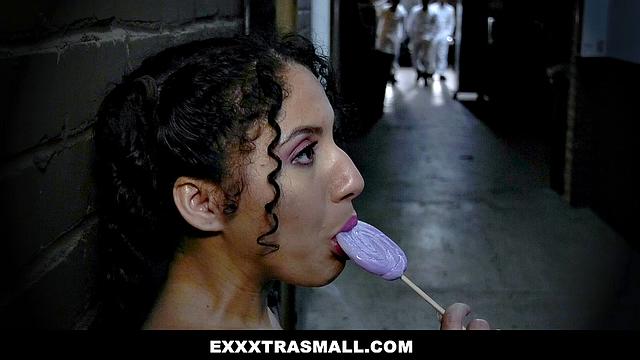 озорная брюнетка у бассейна не выпускает члены изо рта