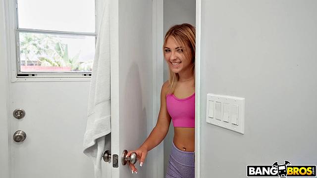 Зайди в ванну и трахни взрослую падчерицу, как хочет Эмма Багг!