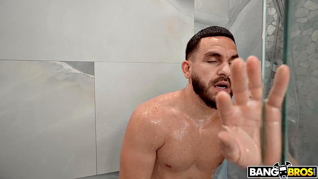 Зайди в ванну и трахни взрослую падчерицу, как хочет Эмма Багг!