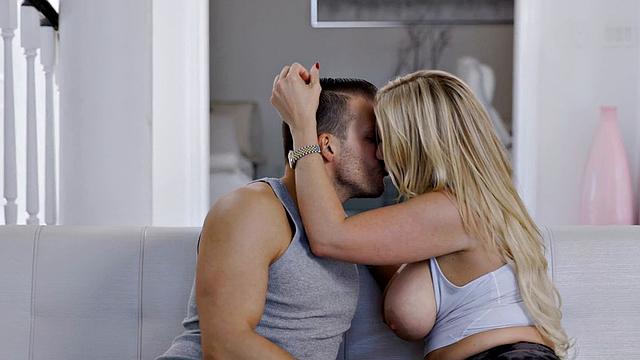 Sportive curvy cougar rammed by PT