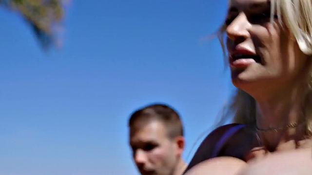 спортивная зрелая в чулках получает по полной от тренера