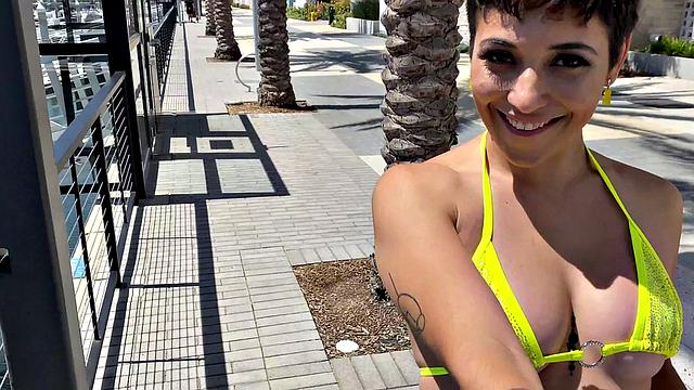 Сочная брюнетка у бассейна ловит мощный заряд на лицо