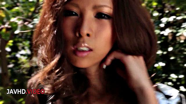 Ema Kisaki принимает жесткий анальный секс и кайфует по полной для своих фанатов жёсткого траха.