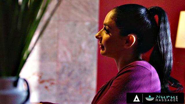 Зрелая начальница и её помощница устраивают масляный секс втроём с Чарльзом Дера, Шина Райдер и Мелиссой Стрэттон на NURU MASSAGE с французскими субтитрами.