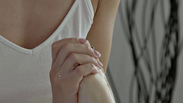 WAM lez babe pussylick on oiled massage and fingering