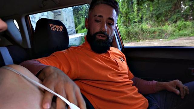 аппетитная красотка с большими сиськами не может удержаться у машины