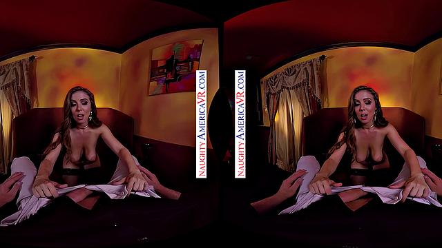 Лена Пол раздвигает ноги и ждет член взрослого мужчины.