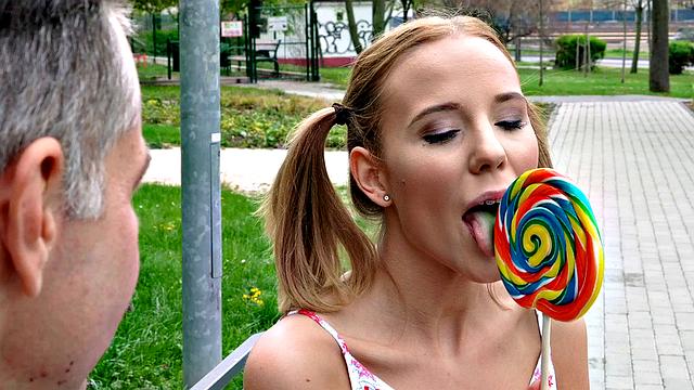 блондинка с хвостиками сосёт и получает кремпай на диване