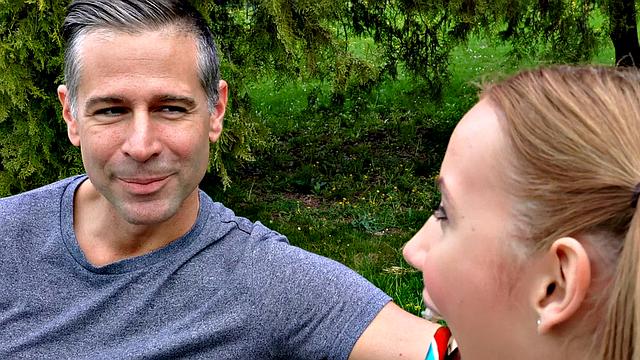 блондинка с хвостиками сосёт и получает кремпай на диване