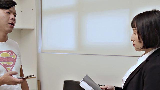 риэлтор xiao ye ye сосёт клиенту и трахается на улице