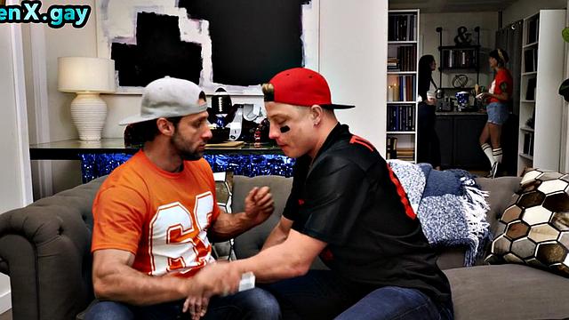 футболист трахает друга во время матча