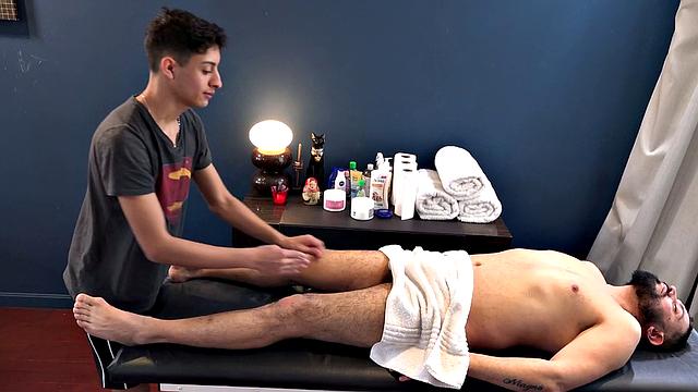 даниэль жестко трахает бруно на кровати