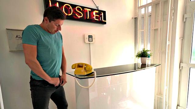 Сосед по комнате жарит пышногрудую девку в хостеле