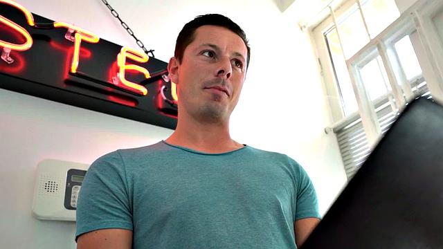 Сосед по комнате жарит пышногрудую девку в хостеле