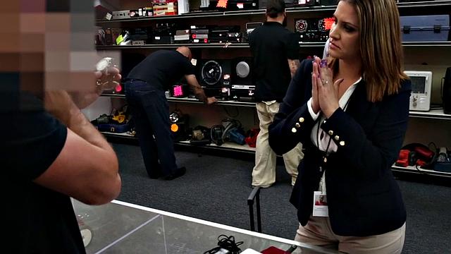 зрелая мамаша с большими сиськами сосёт и дрочит в офисе