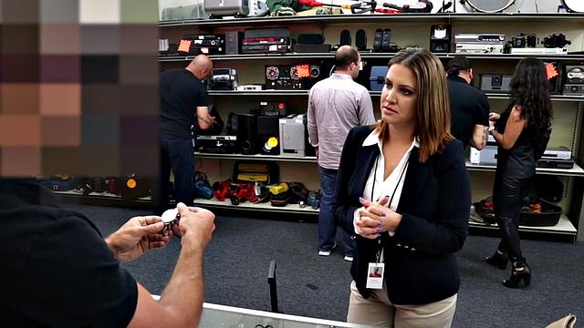 зрелая мамаша с большими сиськами сосёт и дрочит в офисе