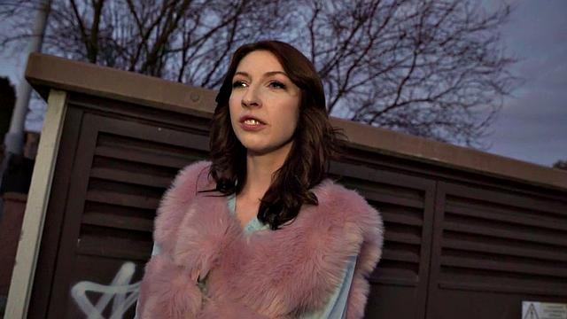 Сочная брюнетка отсасывает и получает жёсткий трах в туалете на публике