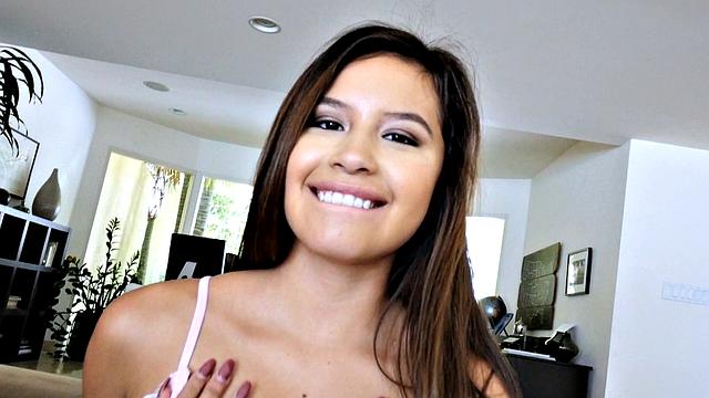 стройная азиатка в сетке трахается в роликах и кайфует