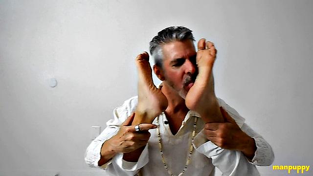 Ричард Леннокс практикует фут-фетиш на йоге