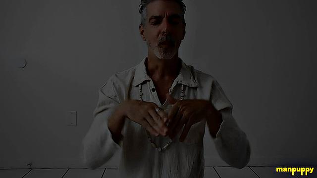 Ричард Леннокс практикует фут-фетиш на йоге