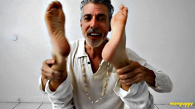 Ричард Леннокс практикует фут-фетиш на йоге