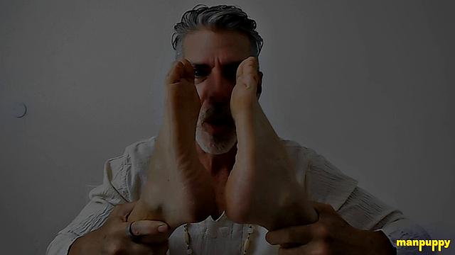 Ричард Леннокс практикует фут-фетиш на йоге
