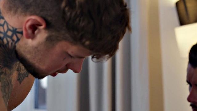 татуированный мачо трахается без гондона, парень только смотрит