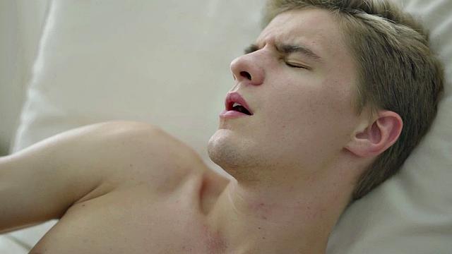 стройный твинг дрочит и засовывает игрушку в задницу